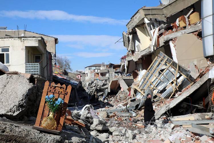 <p>Van şehri ile Japonya'nın kuzeydoğusundaki Tohoku b&ouml;lgesinde 2011'de meydana gelen iki b&uuml;y&uuml;k depremi anımsatan Moriwaki, bu depremlerden sonra T&uuml;rkiye'de<strong>&nbsp;"deprem farkındalığı"&nbsp;</strong>eğitimlerini başlattığını belirtti.</p>
