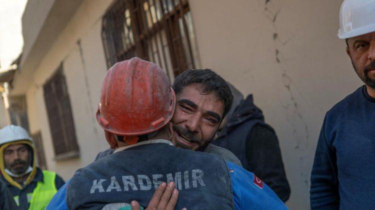 <p>Yaşanmış deprem g&ouml;r&uuml;nt&uuml;lerinin&nbsp;<strong>"&ccedil;ocuklara g&ouml;sterilmemesi"&nbsp;</strong>&ccedil;ağrılarına ilişkin Moriwaki, bu konuda &ccedil;izgi filmlerden faydalanılmasının &ouml;nemine işaret etti. Moriwaki Yoşinori, &ccedil;izgi filmlerin, depremin oluşma şekli ve deprem anında yapılması gerekenleri &ccedil;ocuklara kolaylıkla anlatabildiğini dile getirdi.</p>
