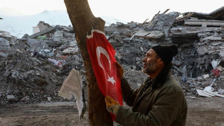 <p>Moriwaki, deprem sıklığının 2019'dan sonra T&uuml;rkiye'de arttığını s&ouml;yleyerek &uuml;lke geneli bilin&ccedil;lendirme faaliyetlerine hız verilmesi gerektiğini belirterek <strong>"Kabul etmek lazım 'Allah korusun tekrar gelmesin' değil, 'Allah korusun tekrarı k&ouml;t&uuml; olmasın' demeli yani deprem gelebilir, hazır olmak lazım."</strong> dedi.</p>
