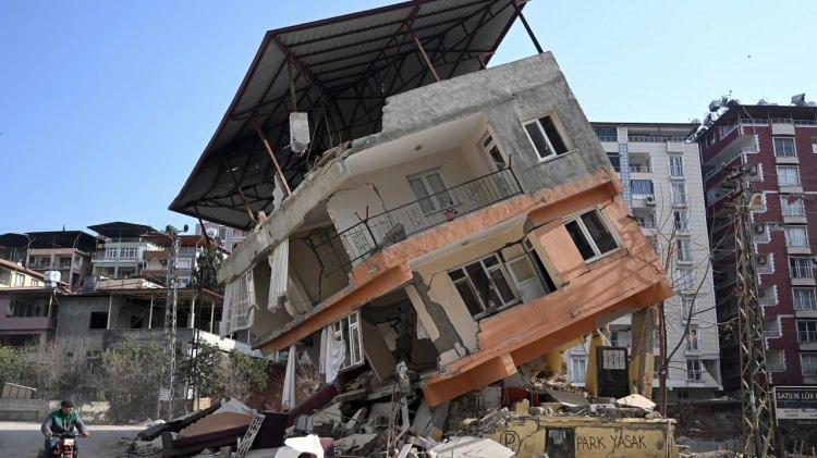 <p><strong>"Deprem anında Japonya'da bir ara sokaktaysanız, dışarıdan tabela ya da cam gelebilir diye insanlar binanın i&ccedil;ine ka&ccedil;ıyor. Bunun T&uuml;rkiye'de de başarılabileceğini d&uuml;ş&uuml;n&uuml;yorum. Meksika'dakiler, Kolombiya'dakiler 'Biz de T&uuml;rkiye gibi sağlam bina yaparız' diye s&ouml;yleyecek, bunu duymayı bekliyorum. Bunu duyduktan sonra da 'Ne mutlu T&uuml;rk'&uuml;m diyene' diyeceğim."</strong></p>
