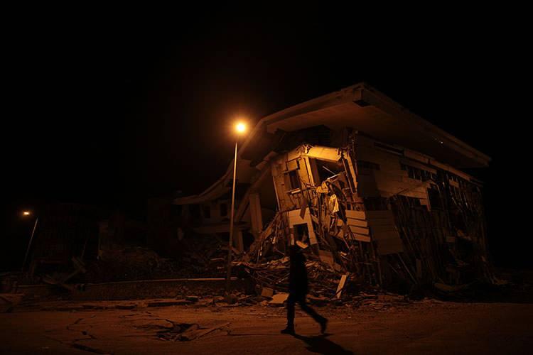 <p>Başkent Tokyo'nun olası b&uuml;y&uuml;k bir deprem hazırlık d&uuml;zeyini <strong>"y&uuml;zde 60"</strong> olarak nitelendiren Moriwaki, <strong>"Mart 2011'deki meydana gelen Tohoku depreminden daha b&uuml;y&uuml;k bir deprem bekleniyor. Tsunami 30 metre olarak tahmin ediliyor."</strong> dedi.</p>
