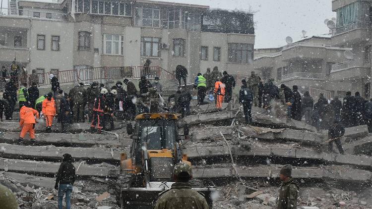 <p>&Uuml;lkenin batısında Noto Yarımadası'nda ocak ayı başında meydana gelen depremde eski ahşap binaların &ccedil;&ouml;kt&uuml;ğ&uuml;ne, buna kıyasla yeni binalarda sorun yaşanmadığına dikkati &ccedil;eken Moriwaki, s&ouml;zlerini ş&ouml;yle bitirdi:</p>

<p><strong>"Japonya'da binalar insanı korumak i&ccedil;in var ve deprem olduğunda bina &ccedil;&ouml;ker korkusu yok. Metroların girişinde deniz seviyesinden ka&ccedil; metrede bulunduğunuz yazıyor."</strong></p>
