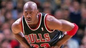 <p>Geçen yıl Michael Jordan'ın 1998 yılında NBA final maçında giydiği ayakkabı açık artırmada satıldı. Jordan'a maçı kazandıran ayakkabı, New York'taki Sotheby's Müzayede Evi'nde yapılan açık artırmada 2,2 milyon dolara alıcı buldu.</p>
