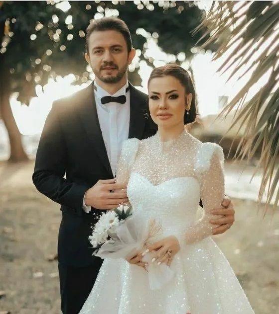 <p>Şarkıcı Lara, İranlı voleybolcu Mehdi Karimi ile evlenmişti.</p>

<p>Sosyal medyadan gelin-damat pozları paylaşılan şarkıcı ile eşinin karelerine beğeni yağmıştı.</p>

<p>&nbsp;</p>
