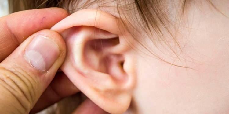 <p>Son dönemde popüler olan kulak bantlarının zararlarına değinen Op. Dr. Ebru Şen, “Öncelikle kullanılan yapıştırıcının içeriği çok önemli ama sonuçta insan cildine hiçbiri uygun değil. Malzemenin uygulandığı bölgede yara, alerji, saça yakınsa lokalize kellik, bunlara bağlı yara izleri ve en önemlisi de alerji daha da şiddetlenip öldürücü anafilaktik şoka neden olabilir" dedi ve ekledi:</p>