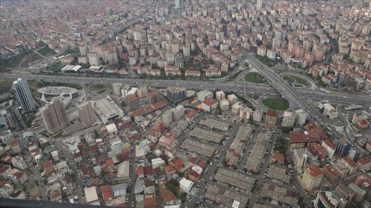 <p>Birkaç yıl önce toplam konut satışları içinde yüzde 30-35 orana sahip kredili satışların ağırlığı bugün yüzde 10’lara kadar geriledi.</p>
