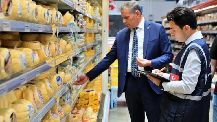<p><strong>FİŞ OYUNU DEVAM EDİYOR, MALİYE DENETİMİ ARTIRDI |</strong></p>
<p> </p>
<p>Fırsatçılık yalnızca stokçuluk ve fahiş fiyat artışıyla sınırlı kalmıyor. Bugün birçok işletme KDV’den kaçmak için fişlerde oynama yapıyor. Hazine ve Maliye Bakanı Mehmet Şimşek, restoran ve kafelerin yüzde 1 KDV denetimlerine büfelerin de eklendiğini söyledi. Şimşek “KDV ‘sıfır’ olan ürünleri satan büfe gibi yerlerde, KDV’ye tabi diğer ürünlerin satışlarının sigara satışı gibi gösterilerek KDV’siz satıldığını tespit eden GİB, vergi ve ceza uygulamalarına başladı” demişti.</p>