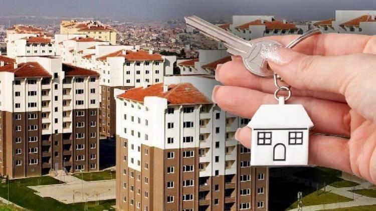<p><strong>ŞİŞLİ İLE MIAMI EŞ DEĞER OLDU |</strong></p>
<p> </p>
<p>Konut fiyatları, 2021 yılı itibarıyla artmaya başladı. Enflasyonist ortamdan korunmak isteyenler ‘serbest piyasa’ adı altında satılığa çıkardıkları konutlara istedikleri fiyatı yazmaya başladı. Evler değerinin çok üzerinde ilana çıktı. Bu da kar topu gibi büyüdü. Bir satıcı, diğer satıcının ilanını görerek ‘benim evim daha iyi’ mantığıyla daha yüksek fiyat yazdı. Bu da piyasanın dengesini bozdu. Bugün Şişli’deki 2+1 bir daire fiyatına Amerika’da villada oturmanın maliyeti aynı seviyeye geldi.</p>