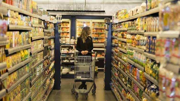 <p><strong>MARKETE 3 LİRAYA GİREN ÜRÜN, RAFTA 30 LİRA  |</strong></p>

<p> </p>

<p>Hayat pahalılığında zincir marketlerin etkisi büyük oldu. Markete 3 liraya giren bir ürün, 30 liraya rafa çıktı. Gerekçe olarak ise girdi maliyetlerindeki yükselişler gösterildi. Oysaki döviz ve akaryakıt fiyatları yerinde sayarken, market rafları etiketlerini yükseltmeye devam etti. Şirketlerde girdi maliyetlerinin küçük bir kısmını oluşturan işçi ücretleri bile büyük zamlara neden oldu. İngiltere’nin en büyük zincir marketi Tesco, 2023’te kârını yüzde 11 arttırırken, Türkiye’deki zincir marketlerin yıllık kâr artışları yüzde 50-60’ları buldu.</p>
