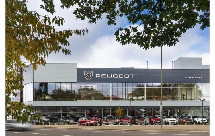 <p><strong><span style="color:#B22222">7) PEUGEOT</span> | 9 BIN 81</strong></p>
