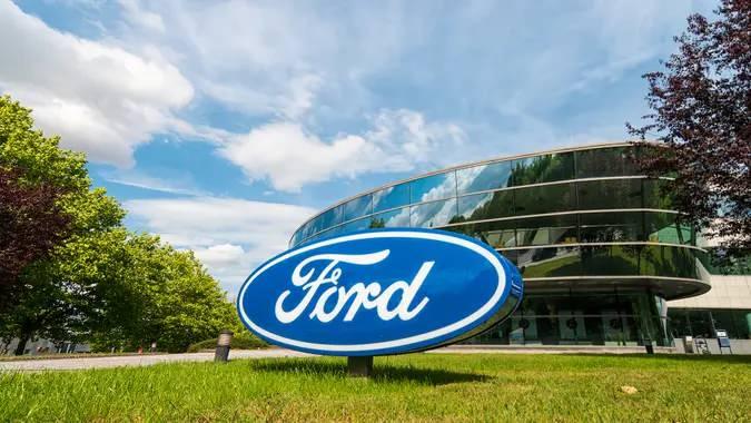 <p><strong><span style="color:#B22222">10) FORD</span> | 19 BIN 602</strong></p>