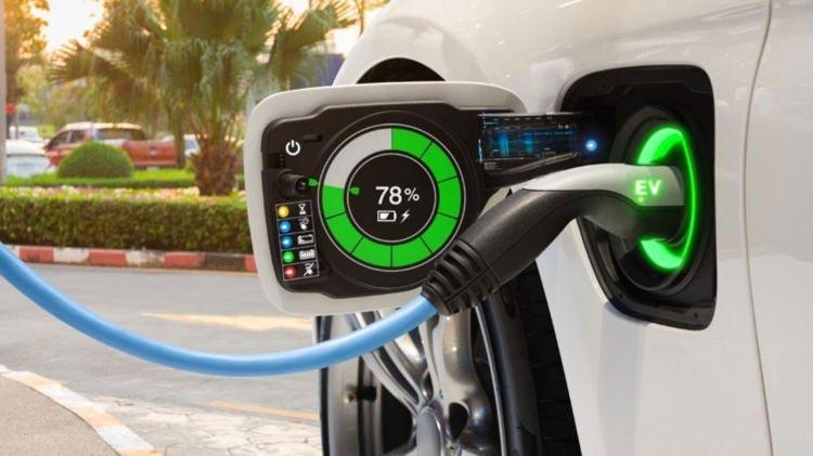 <p>Türkiye'de toplam elektrikli araç satışları 2023'te ise önceki yıla göre 8 kattan fazla artarak 68 bin 700'e çıktı. Geçen yılki elektrikli araç satışlarının 66 binini BEV, 2 bin 700'ünü PHEV oluşturdu.</p>