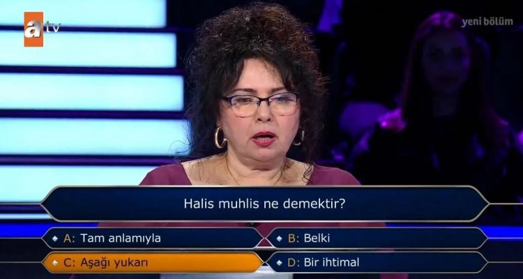 <p><span style="color:#000000"><strong>C şıkkında karar kılan yarışmacı "Halis muhlis" kelimesinin "Aşağı yukarı" anlamına geldiğini öne sürdü.</strong></span></p>
