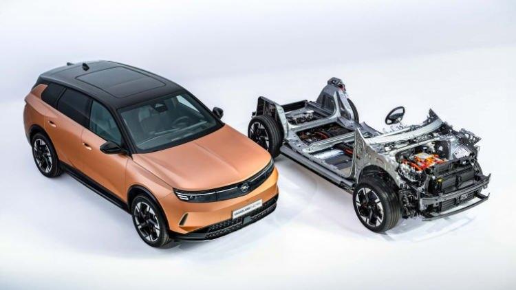 <p>Tamamen elektrikli ve emisyonsuz olarak yaklaşık 85 kilometre menzil (WLTP) sunan yeni Grandland Plug-in Hybrid ve 48V Mild-Hybrid teknolojisine sahip yeni Grandland Hybrid, sürüş keyfini üst seviyede yaşatırken tüketimi ve karbon emisyonunu sınırlandırarak çevreci yönünü gösteriyor.</p>