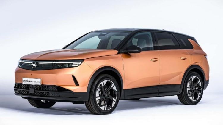 <p>Çok sayıda elektronik destek bileşenini içeren ve bunları yarı-otonom şerit değişim asistanı ve akıllı hız adaptasyon sistemiyle birleştiren Intelli-Drive 2.0 sistemi, opsiyonel olarak sunuluyor.</p>