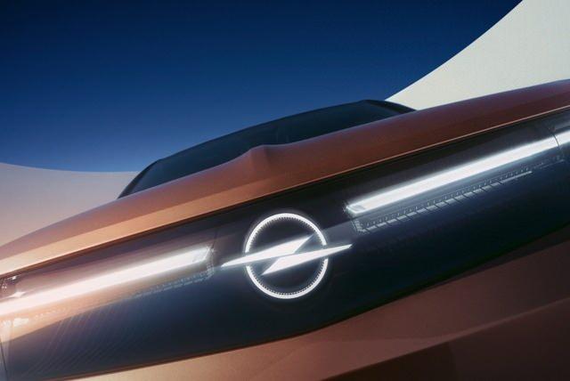 <p>Opel'in tamamen elektrikli yeni Grandland modeli tanıtıldı. Bu modelle birlikte Opel'in tüm araçlarının elektrikli versiyonları da üretilmiş oldu. Yeni Grandland, sıfır emisyonlu olarak 700 kilometreye varan menzile sahip.</p>
