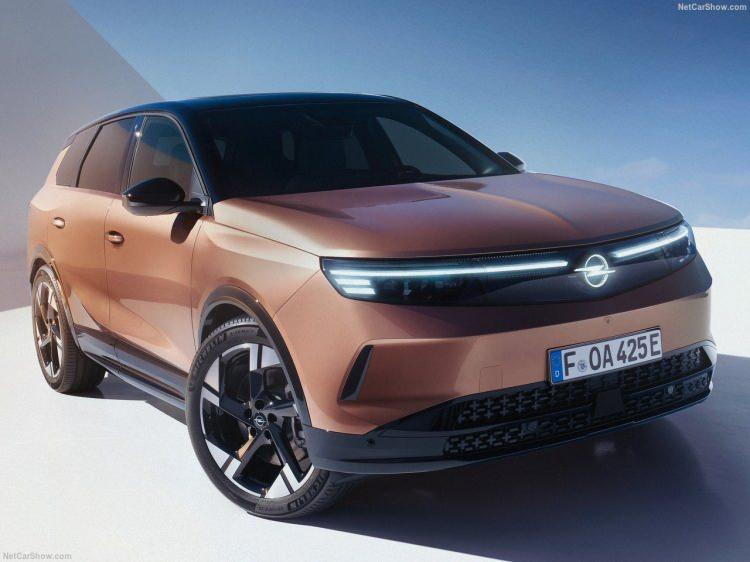<p>Opel'in yeni birinci sınıf SUV'unun sürüş destek sistemleri arasında tümü standart olarak sunulan dur-kalk fonksiyonuna sahip adaptif hız sabitleyici, trafik işareti tespit sistemi, akıllı hız adaptasyonu ve kaza durumunda ikincil çarpışmayı önlemeye yardımcı olan ikincil çarpışma freni gibi çok çeşitli sürücü destek sistemleri yer alıyor.</p>
<p> </p>