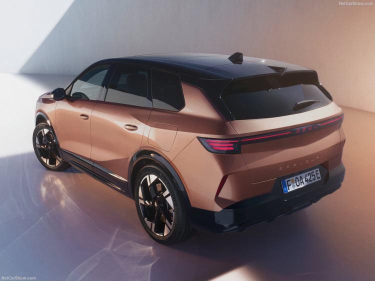 <p><strong>''Artık her Opel'in elektrikli versiyonu var'' |</strong></p>
<p> </p>
<p>Opel Üst Yöneticisi (CEO) Florian Huettl, yeni Grandland'in Opel için bir dönüm noktası olduğunu vurgulayarak, şu ifadeleri kullandı: "Yeni Grandland ile birlikte artık her Opel'in elektrikli versiyonu var. Bu, elektrikli araç stratejimiz doğrultusunda oldukça büyük bir adım. Rüsselsheim'da tasarlanıp geliştirilen yeni Grandland, Eisenach'ta üretilecek. Yeni Grandland'in Opel Experimental ile ilişkisi hemen fark ediliyor. Grandland, bu sıra dışı konsept otomobilde görülen yenilikleri ilk kez bünyesinde barındırıyor. Dolayısıyla yeni Grandland, önem taşıyan C-SUV segmentindeki konumumuzu güçlendirecek."</p>