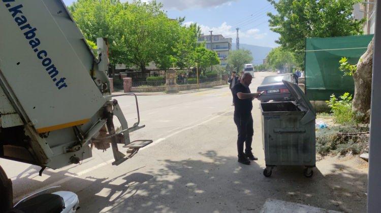 <p>Orhangazi ilçesi Muradiye Mahallesi Endüstri Meslek Lisesi Caddesi’nde sabah saatlerinde bir çöp konteynerini boşaltmak isteyen belediyenin temizlik işçileri, ayıya ait beden parçalarıyla karşılaştı. </p>
