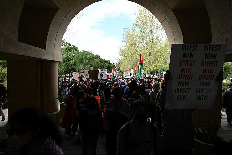 <p>Columbia Üniversitesi yönetiminin Gazze'deki soykırımı destekleyen şirketlere sağladığı mali yatırımlara tepki göstermek için öğrencilerin, kampüs bahçesinde başlattıkları oturma eylemi 10'uncu gününe ulaştı.</p>
<p> </p>