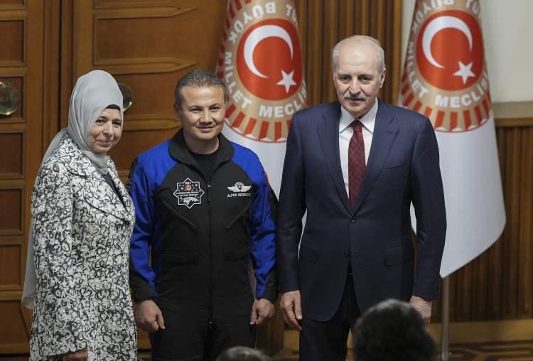 <p>Resepsiyonda milletvekilleri ve siyasi parti temsilcileriyle görüşen Cumhurbaşkanı Erdoğan, Gezeravcı ile de bir süre sohbet etti. Türkiye’nin uzaya gitmesi planlanan ikinci astronotu Tuva Cihangir Atasever de resepsiyona katılanlar arasında yer aldı.</p>