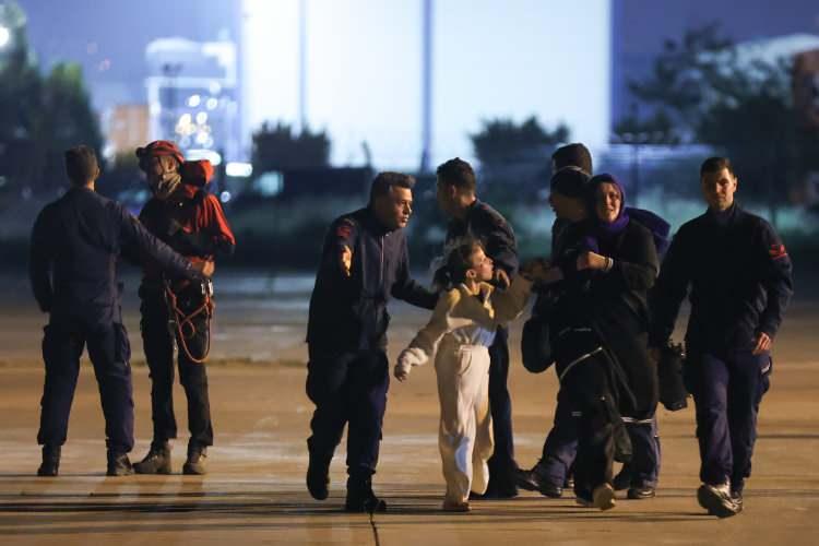 <p>Kaza sonrasında bilirkişi olay yerini inceledi. Kaza sırasında teleferik kabini halat &uuml;zerinde giderken yıpranan makara kırıldı. Bu sırada halat sıyırdı. Sıkışan kabin aniden durunca sallanmaya başladı ve direğe &ccedil;arptı.</p>
