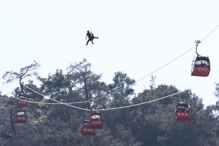 <p>Teleferiğin bu şartlarda &ccedil;alışmasına ise teleferik işletmesinden sorumlu şirketin başkan yardımcısı Ahmet Buğra Samsunlu'nun bizzat onay verdiğini &ouml;ne s&uuml;rd&uuml;. Bu s&uuml;re&ccedil;te yerel se&ccedil;im ve ardından da bayram tatili girdiği i&ccedil;in bakımların yapılamadığını iddia etti.&nbsp;</p>

<p>​</p>

