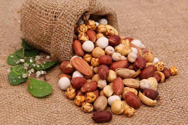 <p>Tuzlu fıstığın kilosu 250 TL, dağ incirinin kilosu 350 TL, sarı kayısının kilosu 400 TL, badem ile kajunun kilosu 430 TL, cevizin kilosu 440 TL, lüks çerezin kilosu 450 TL, fındığın kilosu 550 TL iken rekor ise kilosu 580 ile Siirt antep fıstığında.</p>