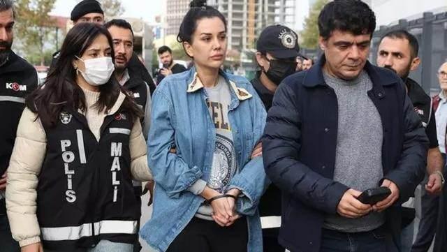 <p>Sosyal medya fenomeni Banu Parlak'ın güzellik merkezinin kurşunlanmasına ilişkin, Dilan ve Engin Polat çiftinin de aralarında bulunduğu 8'i tutuklu 11 sanık hakim karşısına çıktı.</p>

<p> </p>
