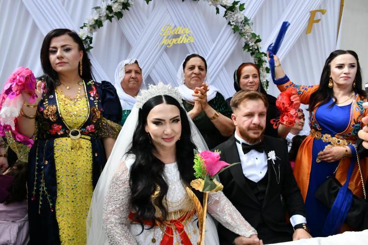 <p>“İnsanların birbirlerini sevmeleri için aynı dili konuşmalarına gerek olmadığını düşünüyorum. Bir insanı sevdiğini hissetmek için, aynı dili konuşmaya gerek yok. Aynı kültüre sahip olman gerekmiyor. Bunları hisler ve hareketlerle de ifade edebiliyorsunuz. Bunu da gelinimiz sayesinde bir kez daha anladık. İlk gördüğümde şaşırmıştım. ‘Evleneceğim’ dedi kardeşim. İşaret diliyle, çeviri programlarıyla anlaşıyoruz” </p>
