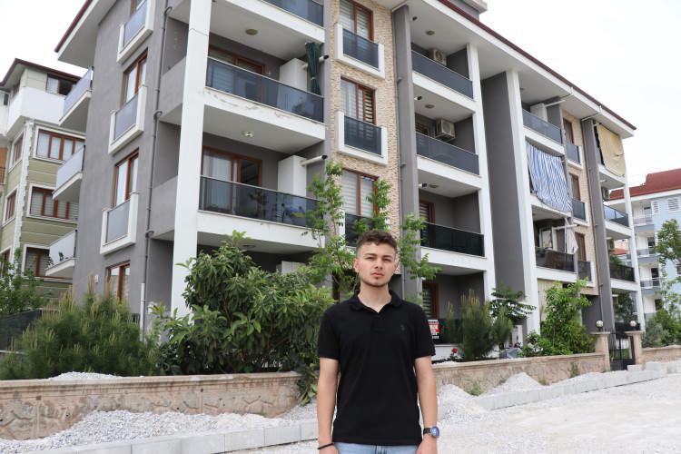 <p>Öte yandan, daire sahiplerinin ihbarı üzerine adrese gelen polis ekiplerinin yaptıkları incelemelerin ardından hırsızlık olayının şüphelilerinin yakalanması için çalışma başlattığı öğrenildi.</p>
<p> </p>
