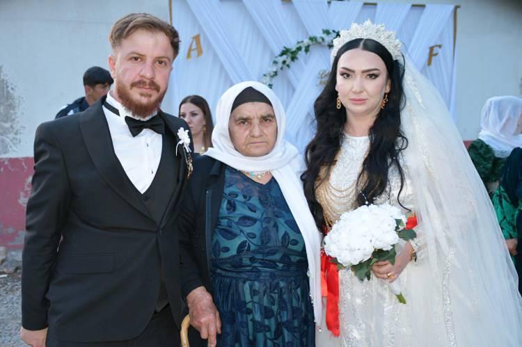<p>Şırnaklı 30 yaşındaki kepçe operatörü Ferhat Aykut ile Ukraynalı moda tasarımcısı Aurika Smirnov (28), 2 gün 2 gece süren düğünle dünya evine girdi.  </p>

<p> </p>

<p> </p>
