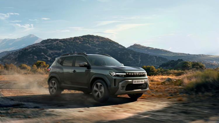 <p>Yeni Renault Duster, 4,34 metrelik uzunluğunu koruyor. Böylece hem günlük şehir içi sürüşe hem de uzun mesafeli yolculuklara uygun kompakt bir yapı sunmaya devam ediyor. Bagaj hacmini artırarak 594 litreye varan bagaj alanına sahip olan Yeni Renault Duster, iç mekânda ise yaklaşık 29 litrelik saklama alanı sunuyor. </p>