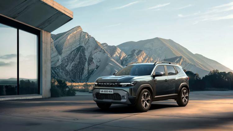 <p>Yeni Renault Duster, ultra verimli E-Tech tam hibrit motor sistemi de dahil üç farklı motor seçeneği ile satışa sunulacak. 145 hp güç üreten gelişmiş tam hibrit motor seçeneğiyle ortalama 5 lt/100 km yakıt tüketimi ve 114 gr/km CO2 emisyonuna sahip olan model, karma döngüde %20’ye varan, şehir içi döngüde ise %40'a kadar avantaj sağlıyor. Yolculuk süresinin %80'ine kadar elektrik modunda çalışabilmesinin yanı sıra, yine elektrik modunda ilk kalkış hareketini yapabiliyor. </p>