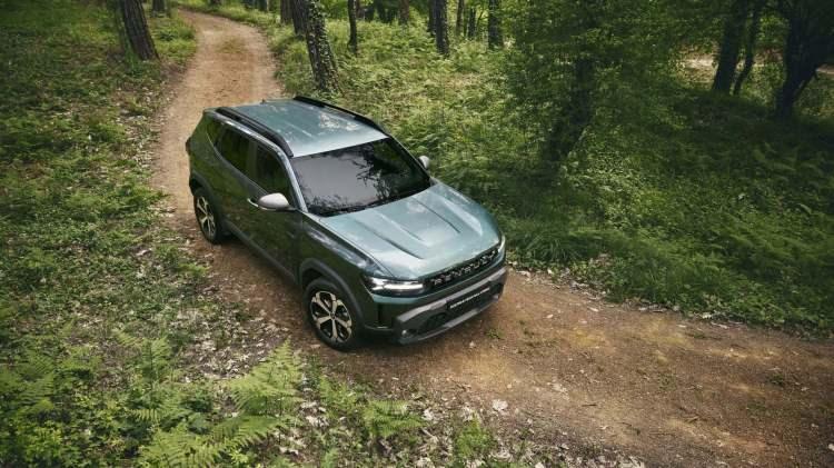 <p>Yeni Renault Duster, kabinin farklı noktalarında (ön konsol, orta konsol, bagaj) yer alan 6 bağlantı noktasından oluşan yeni YouClip sistemiyle donatılıyor. YouClip; tablet tutucusu, akıllı telefon tutucusu veya bardaklık, kanca ve lambayı birleştiren 3'ü 1 arada tutucu aksesuar gibi Renault tarafından araca özel olarak tasarlanan aksesuarları takıp sabitleme olanağı sağlıyor.</p>
