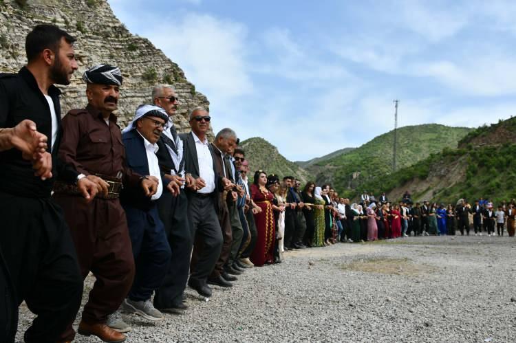 <p>Smirnov, meşalelerin yakıldığı, havai fişeklerin atıldığı ve yüzlerce kişinin katıldığı düğünde yöreye özgü kıyafetler giyerek halay çekti. </p>
