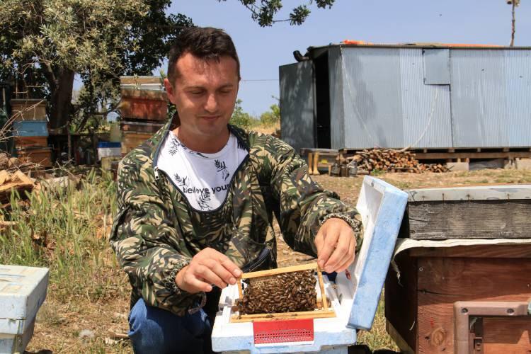 <div>Arıcılığın bazı yıllar verimli, bazı yıllar ise daha az verimli bir sektör olduğunu vurgulayan Yeşilgün, bu nedenle 'ak akçe kara gün içindir' düşüncesiyle yaşamak gerektiğine işaret ederek, "Mesela iki sene önce çok yüksek bal tonajı oldu, iyi bir gelir elde ettik. Ama bir önceki yıl çok az tonaj oldu ve kemer sıkmak zorunda kaldık. Fakat totalde baktığımız zaman bankacılık hayatında elde ettiğim gelirden daha yüksek bir gelir elde ettiğimi açıkça ifade edebilirim" diye konuştu.</div>

<div> </div>
