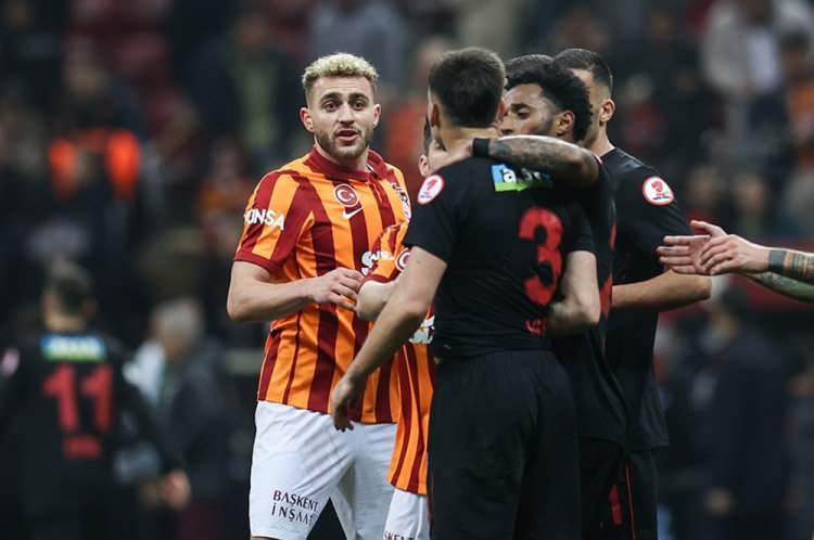 <p><strong>TRANSFER GERÇEKLEŞİRSE REKOR OLACAK</strong></p>

<p>Transferin gerçekleşmesi durumunda Barış Alper Yılmaz, Galatasaray tarihinin en yüksek bedelli yerli transfer satışı olarak kayıtlara geçecek. </p>

<p> </p>
