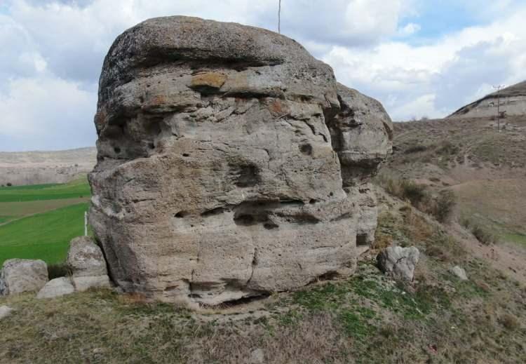 <p>Biçici, bu kayalığın köy içerisinde ‘topak taş’ olarak adlandırıldığını ifade ederek, “Bu kayalığa eskiden meteor diyenler oldu. Kale diyenler oldu. Defineciler gelip sürekli bu kayanın dibinde kazı yapıyor. Kazı yapıyorlar ama burada kesinlikle bir define yok. Biz köylüler olarak böyle çirkin şeyler görmek ve karşı karşıya kalmak istemiyoruz. Bazen burada define arayanlarla denk geliyoruz. En fazla korna yapabiliyoruz. Müdahale edemiyoruz çünkü silahları oluyor. Jandarma ekiplerimiz gelip kontrol ediyor sürekli. Bir problem yaşamıyoruz ama bunun için bir önlem alınmalı. Buraya meteor diyenler oldu ama bence meteor falan değil. Eskiden yerleşim yerleri farklı olduğundan dolayı belki bir kale olabilir. Burada konuyla alakalı arkeologlar bir çalışma yapsa belki bir şeyler çıkar. Buraya köy içerisinde ‘topak taş’ deniyor. Taşların bir araya gelmesiyle birleşmiş ve bu hale geldiği rivayetleri de var. Çok ilginç bir görüntüsü var” şeklinde konuştu.</p>

<p> </p>
