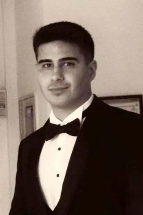 <p>MESAİ BİTİMİ EVE DÖNÜŞTE KAZA YAPTILAR</p>
<p> </p>
<p>Kadriye Mahallesi'ndeki 5 yıldızlı bir otelde barmen olarak çalışan Umut Ötgüne'nin, mesai bitimi Boğazkent Mahallesi'ndeki 5 yıldızlı otelde kasiyer olarak çalışan eşi Teybut Nur Çiftçi Ötgüne'yi aldıktan sonra motosikletle eve dönerken, kazanın meydana geldiği ortaya çıktı. Umut Ötgüne ve Teybut Nur Çiftçi Ötgüne'nin okul döneminde tanışıp, 2 ay önce evlendiği öğrenildi. Umut Ötgüne'nin organlarını bağışlama kararının ardından DHA'ya açıklama yapan anne Hüsniye Ötgüne, "Çok üzgünüz, ciğerimiz yanıyor. Bunun tarifi yok. Bunu hiçbir kelimeyle anlatamayız. Beyin ölümü gerçekleşti oğlumun, organlarını bağışlamamızı söylediler. Biz de bağışladık. Oğlum Umut, kimin ihtiyacı varsa ona umut olsun. Herkesin organ bağışı yapmasını istiyorum. İnsanlar organ bekliyor. Kimin ihtiyacı varsa ona helalühoş olsun" dedi.</p>