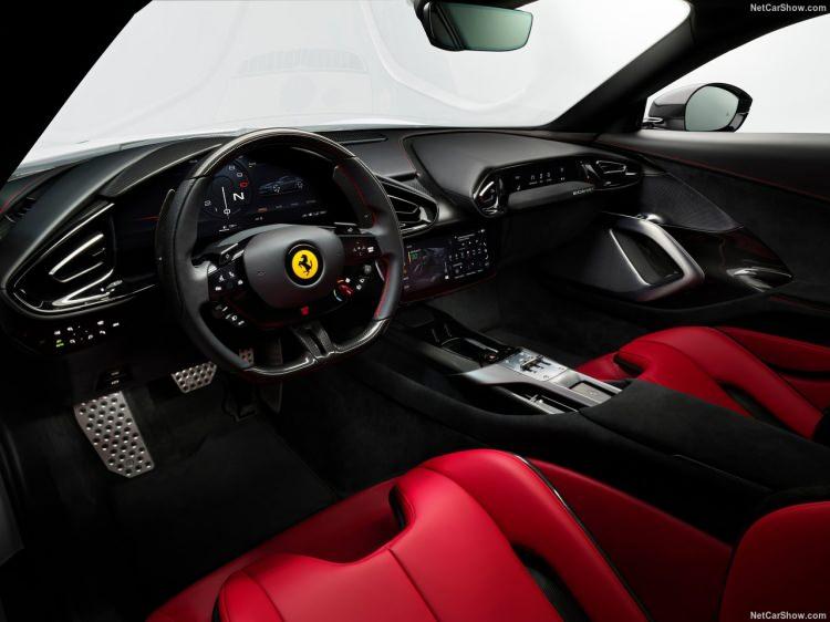 <p>Ferrari 12Cilindri'nin iç kısmı, Ferrari'nin gelenekselleşmiş iç tasarımını yansıtıyor.</p>
