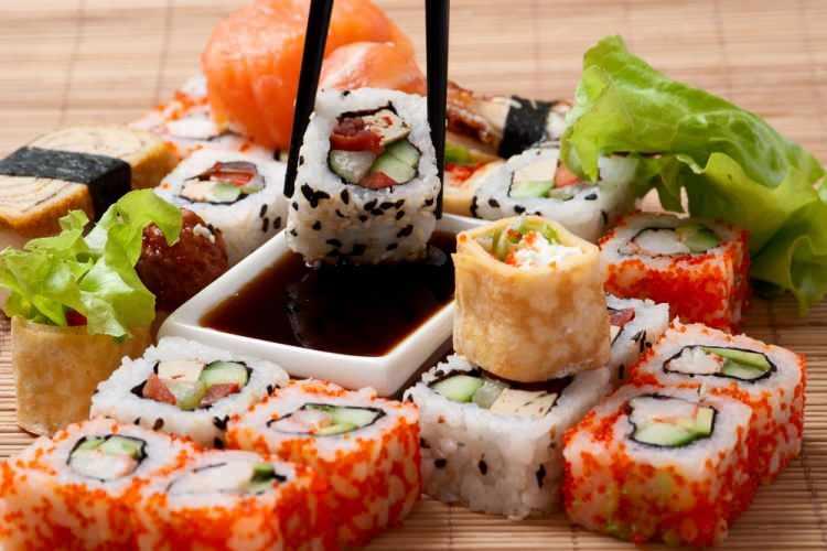 <p>Mesleğini Japonya'da ve Hindistan'da icra eden Uzman Diyetisyen Tina Saha ise, <em><strong>"Bu kadar çok yumurtayı tek bir öğünde tüketmek kısa vadede ishal, kabızlık ve kusma; uzun vadede ise kemik hastalığı, kalsiyum homeostazisi, böbrek fonksiyon bozuklukları, kanser, karaciğer fonksiyon bozuklukları ve koroner arter hastalığı gibi hastalıkların hızla ilerlemesine neden olarak sağlık sorunlarına yol açabilir."</strong></em> şeklinde konuştu.</p>