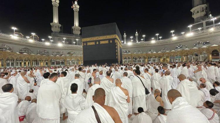 <p>Mescid-i Haram ve içinde yer alan Kabe, Hz. İbrahim ve Hz. İsmail'den sonra çeşitli dönemlerde kısmen ya da bütünüyle yeniden inşa edilmiş ve günümüzdeki haline ulaşmıştır.</p>
