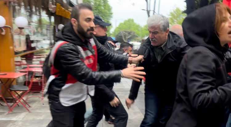 <p>Yasağa rağmen Halkın Kurtuluş Partisi üyeleri <strong>Beşiktaş</strong> Barbaros Bulvarı'ndan meydana doğru yürümek istedi. </p>
