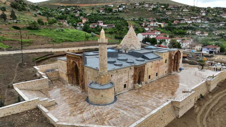 <p>"Anadolu'nun Elhamrası" olarak da bilinen bu cami, UNESCO tarafından Türkiye'de koruma altına alınan ilk eser olma özelliği taşıyor. Divriği Ulu Camii ve Darüşşifası yaklaşık 800 yıldır heybetini korurken üzerinde işli birbirinden farklı 10 bin motifle kendine hayran bırakıyor.</p>
