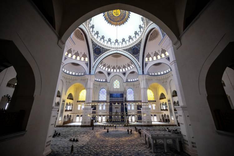 <p>"Bizim iki tür ziyaretçimiz var. Dünyanın her yerinden Müslümanlar camimize namaz kılmak için geliyorlar. Bir de sadece ziyaret için yerli ve yabancı turistler geliyor. Bunların sayısı çok fazla. Biz dönem dönem cami görevlilerimiz ve turizm rehberlerimizle bir araya geliyoruz. Bugüne kadar hiçbir menfi cümle işitmedik. Hep müspet ve pozitif ifadeler duyduk. Güney Amerika'dan Asya'ya, Uzak Doğu'ya, Afrika'nın en ücra bölgelerinden Rusya'ya kadar birçok ülkeden turist bizim külliyemizi ziyaret ediyor ve beğeniyor. Turizm şirketlerinin ziyaret edilecek yerler listesinde bulunuyor. Yerli ve yabancı turistler tur otobüsleriyle camimizi ve müzemizi ziyarete geliyor."</p>

<p> </p>
