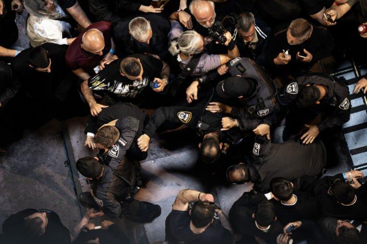 <div>Aralarında papazların da bulunduğu Ortodoks Hristiyanlar, "kutsal ateş" ayinine katılmak üzere ilahiler ve dini sloganlar eşliğinde Hristiyanlığın kutsal mekanlarından sayılan Doğu Kudüs'teki Kıyamet Kilisesi'nin olduğu bölgeye yürüdü.</div>

<div> </div>
