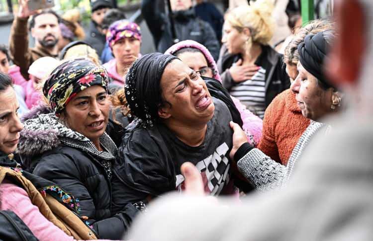 <p>Cemevi bahçesinde fenalaşan anne Nurcan Gezer, yakınları tarafından sakinleştirilirken, Eda Nur Gezer'in babası Emrah Bodur'un tutuklu bulunduğu cezaevinden getirilmesinin ardından cenaze namazı kılındı.</p>
