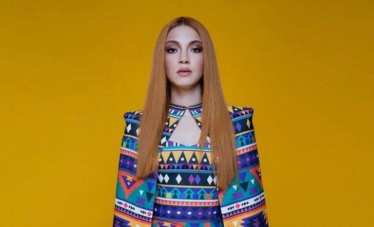 <p>Ünlü şarkıcı Ece Seçkin, yeni albümü Spektrum'u müzikseverlerle buluşturdu. Satışa çıkan albümün kapağı ise sosyal medyada gündem oldu. </p>
