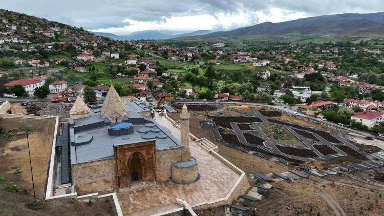 <p>"Denge sütunu tekrar işlevsel hale geldi"</p>

<p> </p>

<p>Restorasyon kapsamında darüşşifadaki havuz tekrar hayata geçirildi. Uzun yıllar önce zarar gören ve yapının statik olarak dengede olduğunu gösteren, ‘Denge Sütunu’ ise tekrar işlevsel hale getirildi. Çalışmalar kapsamında 10 bin metrekare yeşil alan, 6 bin 370 metrekare sert zemin yapıldı. 170 dönümlük arazi kamulaştırılarak çevresinde de peyzaj çalışmaları gerçekleştirildi. Proje kapsamında; yürüyüş yolları, oturma ve seyir alanları, çevre aydınlatması, geniş çim alanlar ve iklime uygun bitkilendirme çalışmaları yapıldı.</p>
